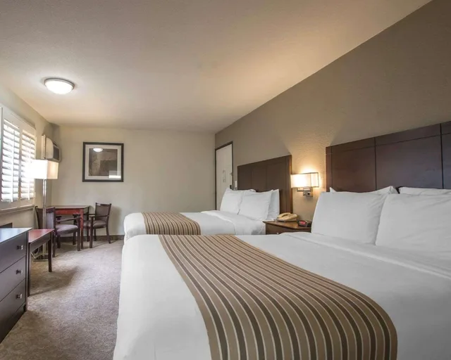 غرفة قياسية بسريرين كوين، Rodeway Inn Convention Center 1/4