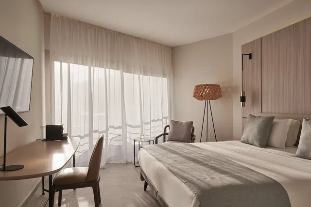 Room, Queen Bed, Lateral Side Sea View، Atlantica Bay 2/4