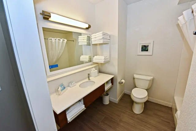 غرفة بسريرين كوين بحوض استحمام، Hampton Inn Kirksville 3/3