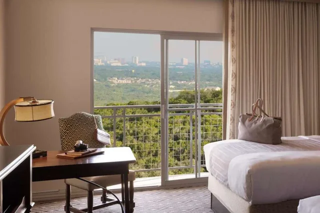 غرفة ديلوكس بسرير كينج بإطلالة على المدينة، Signia by Hilton La Cantera Resort & Spa 6/8