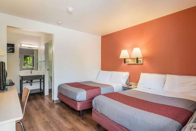 جناح بسريرين كوين، Motel6 Rohnert Park, CA 3/7