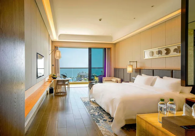 غرفة ديلوكس بسرير كينج بإطلالة على البحر، HARMAN HOTEL SANYA 2/4