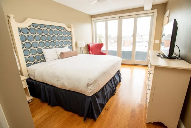 3 Bedrooms, Deluxe, Suite, 1 King and 2 Queen Beds, Sofa, Capital Resorts 84 Main 4/10