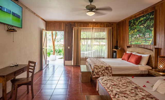 Legacy Suite - King Bed, Hacienda Guachipelin Hotel 3/3