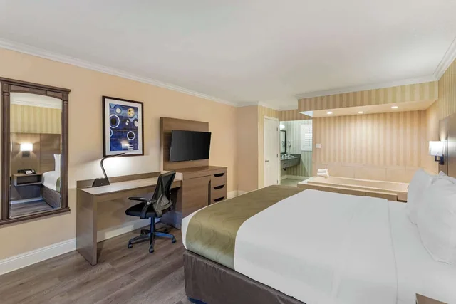 Deluxe, King Bed, Hot Tub, Quality Inn Suites Anaheim Maingate 2/5