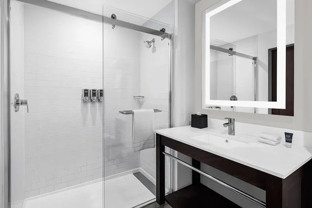 غرفة بسريرين مزدوجين، Four Points by Sheraton Flushing 2/4