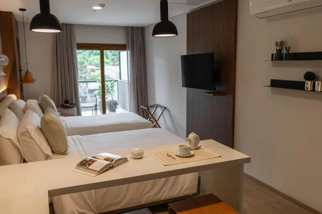 غرفة بسريرين منفصلين بشرفة، Five Hotel and Residences 1/1