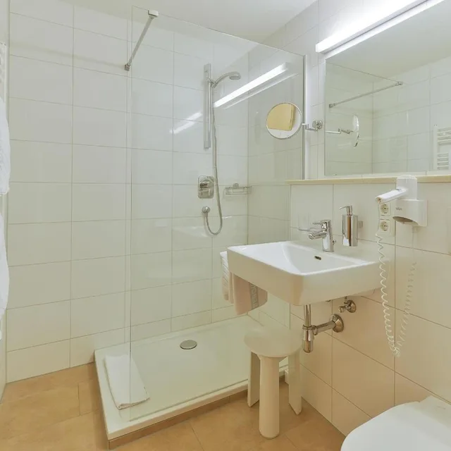 غرفة قياسية بسرير مزدوج، Berghotel Madlener 5/6