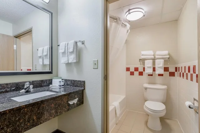 غرفة قياسية بسرير كينج، Rodeway Inn Hesston, KS 8/9