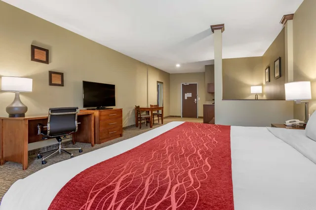 جناح بسرير كينج مع أريكة، COMFORT INN & SUITES NEAR MT. RUSHMORE 3/5