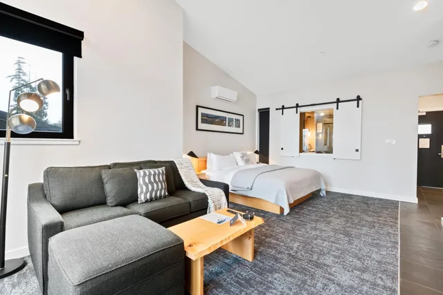 استوديو بسرير كينج، Black Rock Ocean Front Resort 7/10