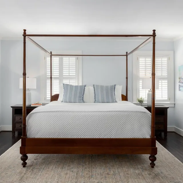 غرفة بسرير كينج بشرفة، Elizabeth Pointe Lodge 1/4