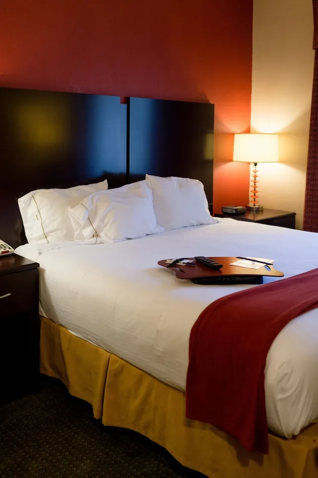 Suite, King Bed, Sofa, Holiday Inn Express Hotel Suites Oxford 3/4