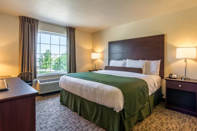 غرفة بسرير مزدوج، Cobblestone Hotel and Suites - Erie 1/8