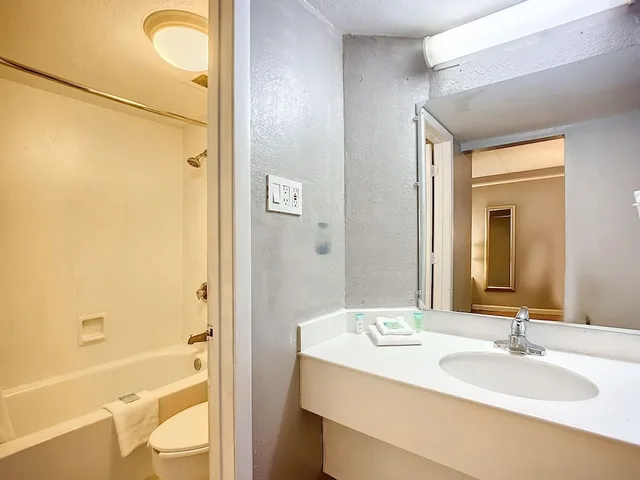 غرفة بسرير كينج مع أريكة، Motel 6 Jacksonville Fl Airport Area South 6/10