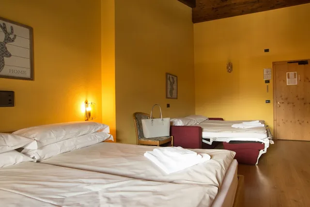 غرفة قياسية رباعية بسرير مزدوج بغرفة نوم واحدة مع أريكة، Angelica Hotel 1/8