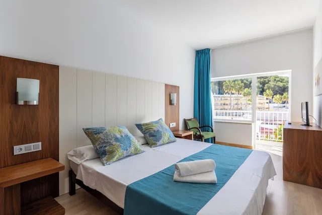 غرفة قياسية بسرير كوين بشرفة، Neptuno Paguera Hostal 1/8