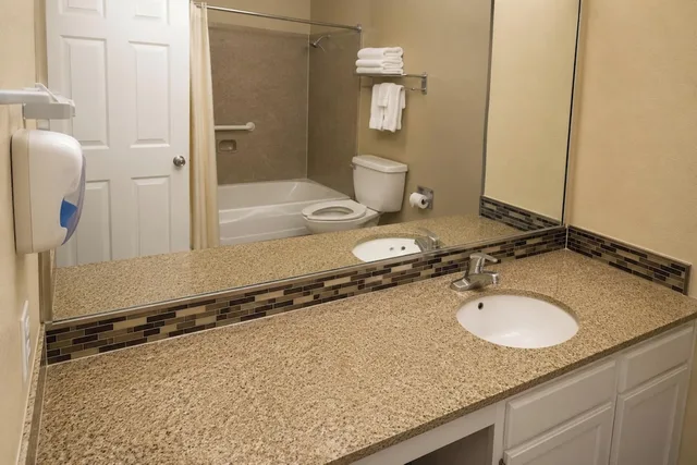 Suite - King Bed Non - Smoking، Plantation Oaks Suites & Inn Millington 4/8