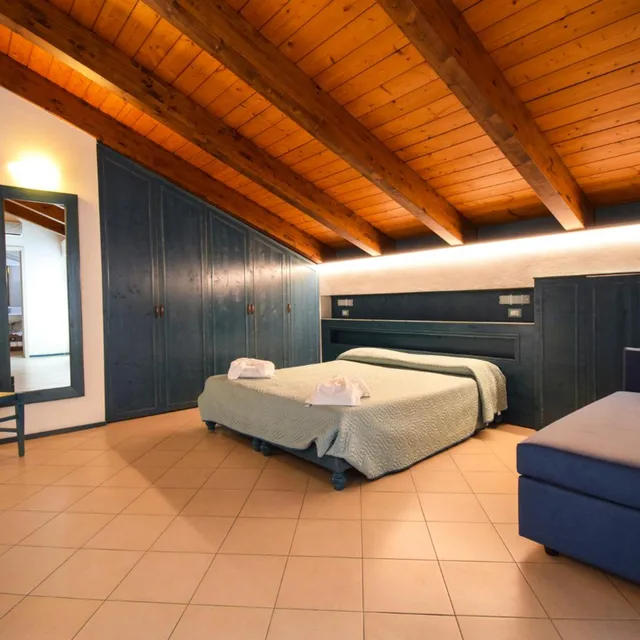جناح جونيور، Hotel La Plage 3/9