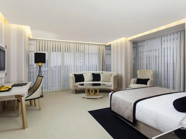 جناح ركني بسرير كينج، Ramada Hotel & Suites by Wyndham Istanbul Sisli 1/3