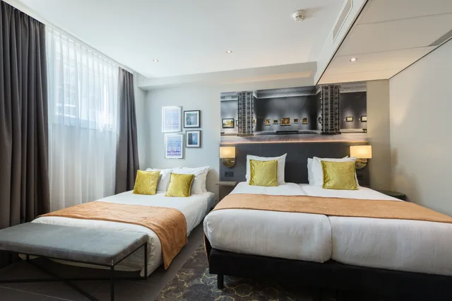 Comfort, Twin Beds, 1 Double and 1 Single Bed, Partial View، Leonardo Hotel Amsterdam Museum Quarter 4/10