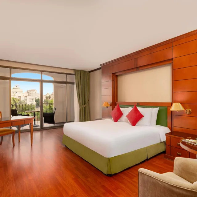 غرفة ديلوكس بسرير كينج بإطلالة على المسبح، فندق موفنبيك جدة(MOVE INN Jeddah Hotel) 9/10