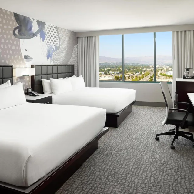 غرفة ديلوكس بسرير كينج وسريرين كينج، Hilton Woodland Hills Los Angeles 2/7