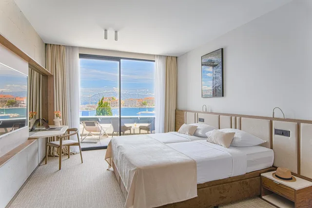 Superior, Double or Twin Bed, Side Sea View, Balcony, Grand Hotel View 2/7
