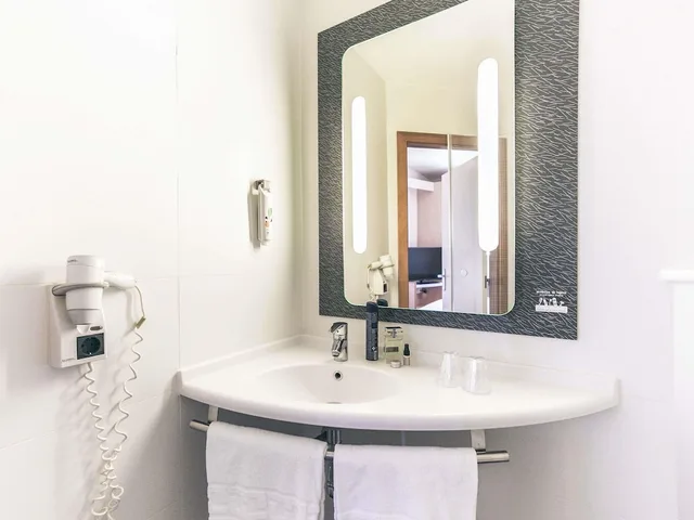 Room, Double Bed, Ibis Jerez De La Frontera 6/8