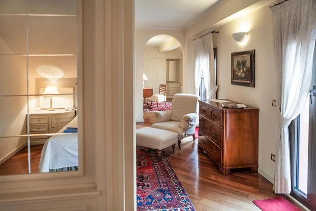 جناح، Hotel Regina Adelaide 2/3
