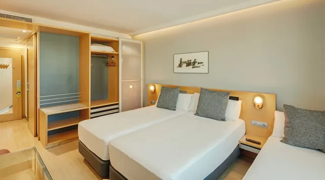 غرفة كلاسيكية بثلاثة أسرّة مع سرير إضافي، Sercotel Caspe (ex. Ayre Hotel Caspe) 2/6