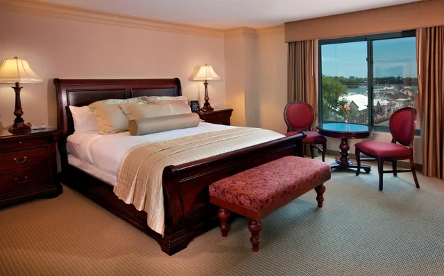 2 Rooms, Governor, Suite, King Bed, Corner, Accessible، Embassy Suites by Hilton Sacramento Riverfront Promenade 2/9