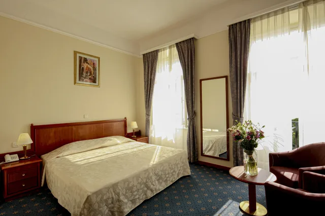 غرفة قياسية بسريرين منفصلين بإطلالة على البحر، Hotel Lovran 3/10