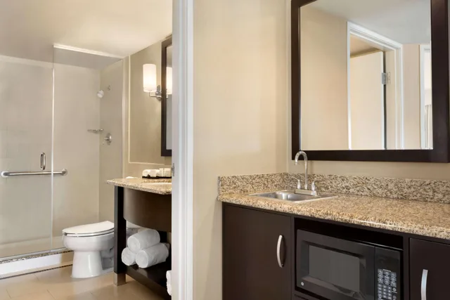2 Rooms, Custom, Suite, King Bed، Embassy Suites by Hilton Los Angeles Glendale 4/4