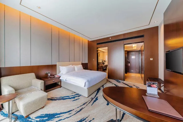 غرفة سوبيريور بسرير كينج بإطلالة على الحديقة، Ramada by Wyndham Huizhou South 2/3