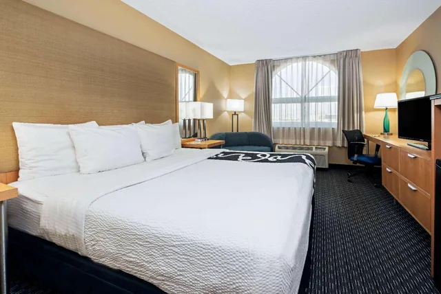 Executive, King Bed, Sofa, La Quinta Inn Suites By Wyndham West Palm Beach Airport 1/7