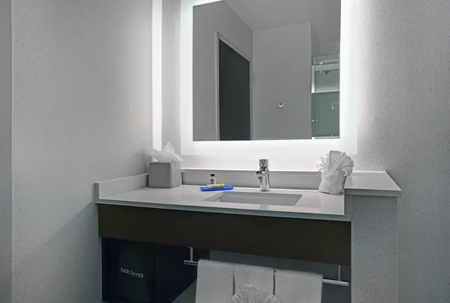 جناح بسريرين كوين، Holiday Inn Express & Suites Milwaukee - Brookfield 4/8