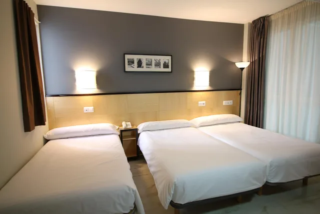 Room, Triple, Entrearcos 2/10