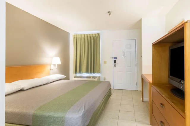 غرفة بسرير كينج، Studio6 Statesboro, GA 6/10