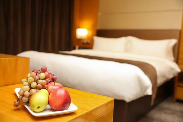 جناح جونيور، Gloria Hotel 4/4