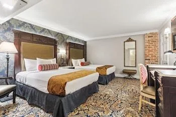 Room, Queen Bed, No Window، Place D'armes Hotel 1/1