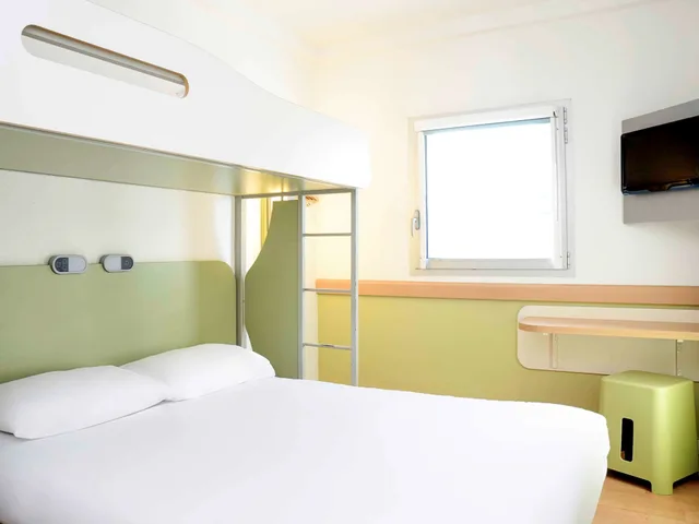 غرفة ثلاثية بسرير مزدوج وسرير بطابقين، Ibis Budget Portsmouth 1/9