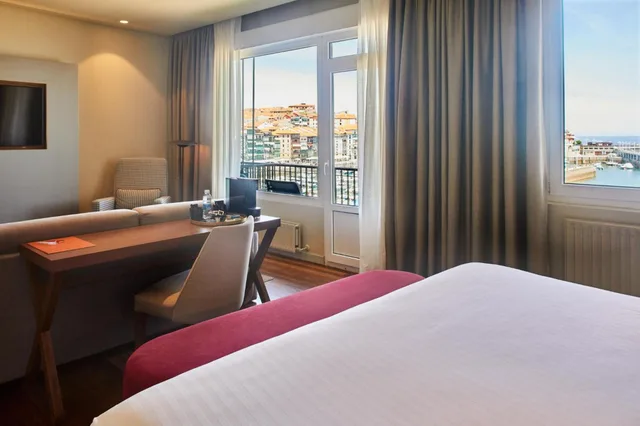 غرفة ديلوكس بسرير مزدوج بإطلالة على البحر، Hotel Silken Palacio Uribarren 7/10