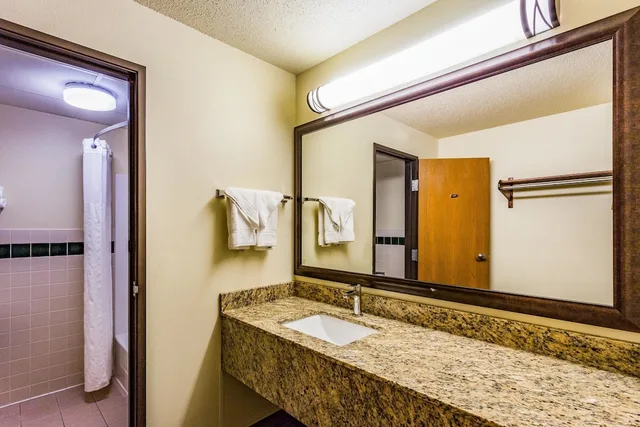 Premier, Suite, King Bed, Americinn By Wyndham Hampton 2/3