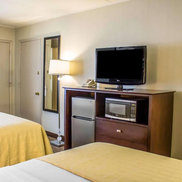 غرفة بسرير كوين بحوض استحمام لذوي الإعاقة، Quality Inn Cambridge 7/8