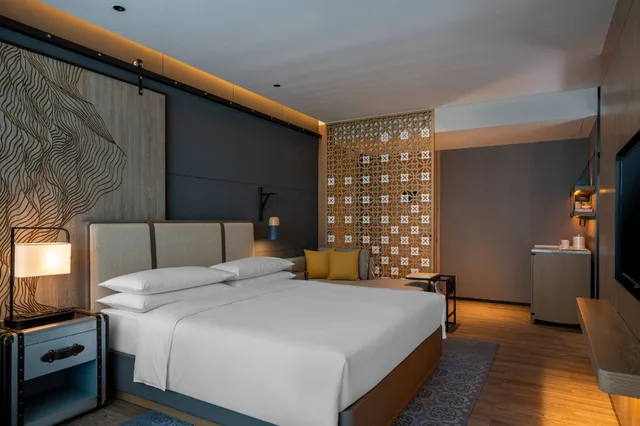 غرفة ديلوكس بسرير كينج بإطلالة على الحديقة بشرفة، Renaissance Xiamen Hotel 2/10