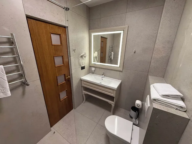 جناح جونيور بسرير كوين مع أريكة، Komilfo Hotel 4/5