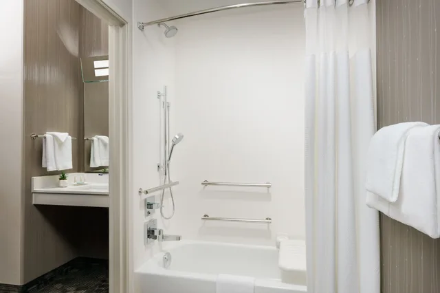 غرفة بسرير كينج لذوي الإعاقة، Courtyard Dallas Lewisville 4/5