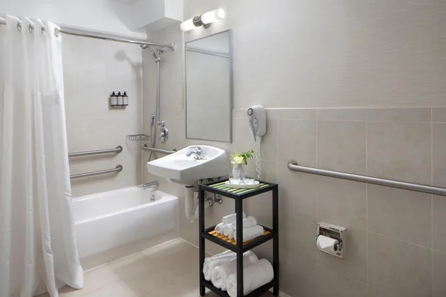غرفة بسرير مزدوج لذوي الإعاقة، Hilton Garde Inn Palm Springs Rancho Mirage 1/1