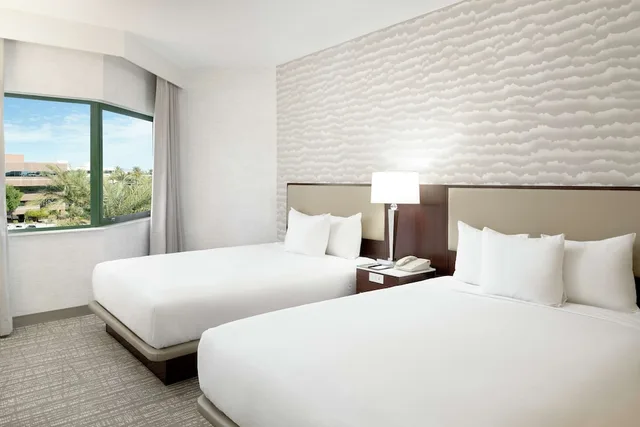 جناح بريميوم بسريرين كوين بغرفة نوم واحدة مع أريكة، DoubleTree Suites by Hilton Hotel Phoenix 1/5